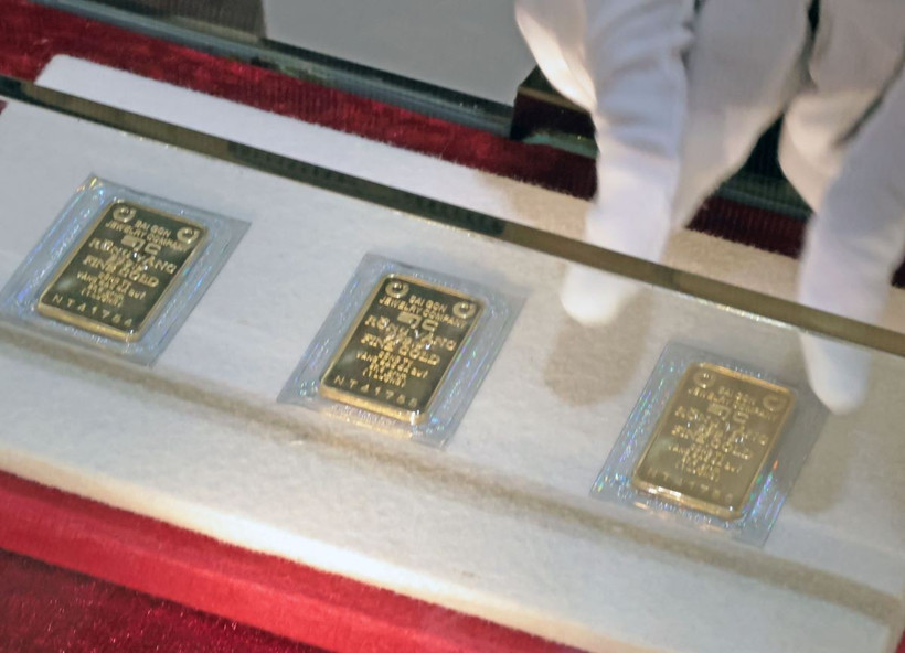 Vàng SJC bày bán tại một ngân hàng. (Ảnh: Trần Việt/TTXVN)