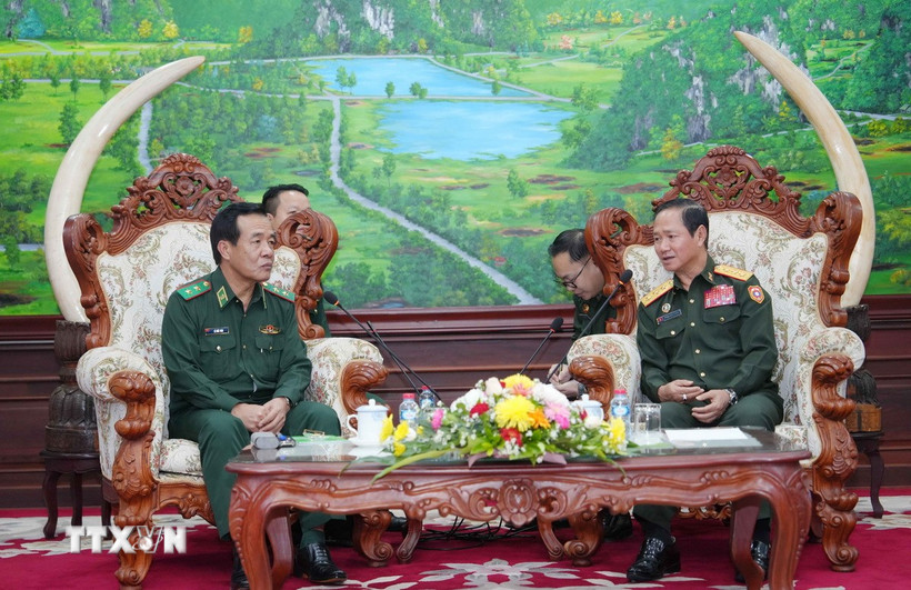 Thượng tướng Khamlieng Outhakaysone, Bộ trưởng Quốc phòng Lào tiếp Trung tướng Lê Đức Thái, Tư lệnh Bộ đội Biên phòng Việt Nam. (Ảnh: Xuân Tú/TTXVN)