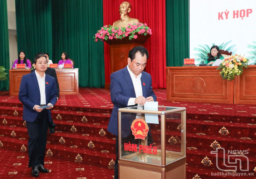 Bí thư Tỉnh ủy Thái Nguyên Trịnh Việt Hùng và các đại biểu bỏ phiếu bầu Phó Chủ tịch Ủy ban Nhân dân tỉnh khóa XIV. (Nguồn: Báo Thái Nguyên)