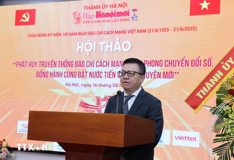 Nhà báo Lê Quốc Minh, Ủy viên Trung ương Đảng, Tổng Biên tập Báo Nhân Dân, Chủ tịch Hội Nhà báo Việt Nam phát biểu tại hội thảo. (Ảnh: Quốc Lũy/TTXVN)