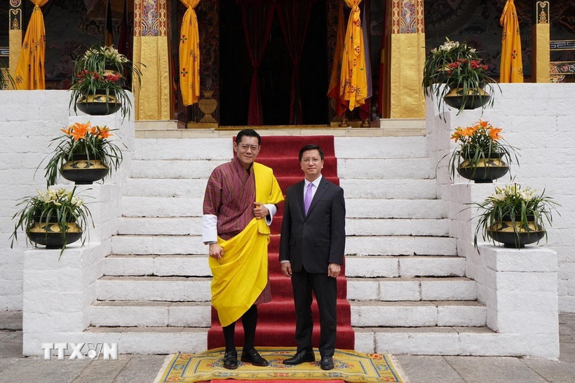 Vietnamese Ambassador to India, Nepal and Bhutan Nguyen Thanh Hai and King Jigme Khesar Namgyel Wangchuck at Tashichho Dzong Palace in Thimpu, the capital of the Kingdom of Bhutan on June 14, 2023. (Photo: VNA)