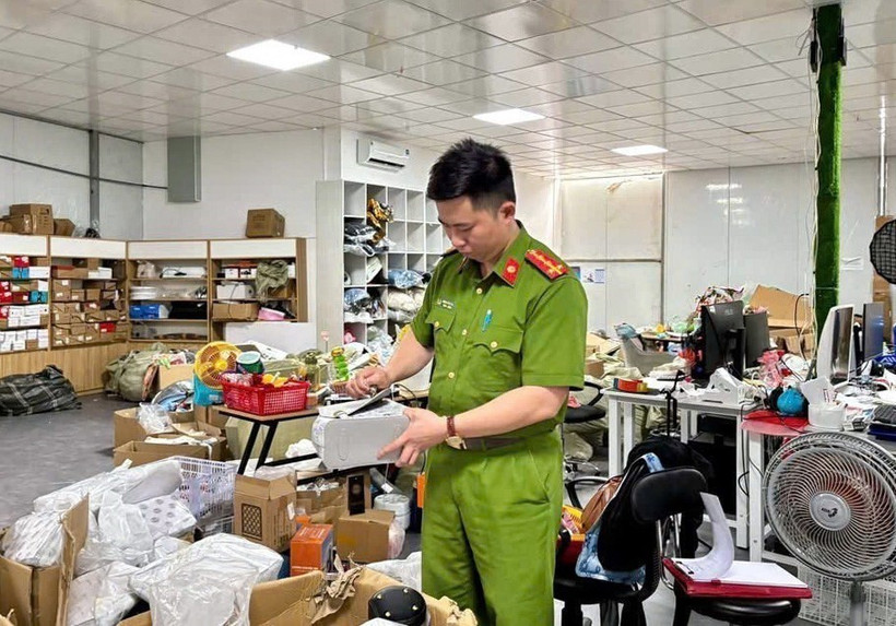 Công an tỉnh Lạng Sơn kiểm tra hàng hóa không có hóa đơn, chứng từ chứng minh nguồn gốc, xuất xứ tại địa điểm kinh doanh online. (Ảnh: TTXVN phát)