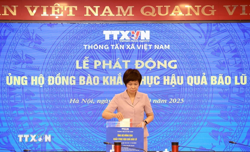 Tổng Giám đốc TTXVN Vũ Việt Trang ủng hộ đồng bào khắc phục hậu quả bão lũ. (Ảnh: Tuấn Anh/TTXVN)