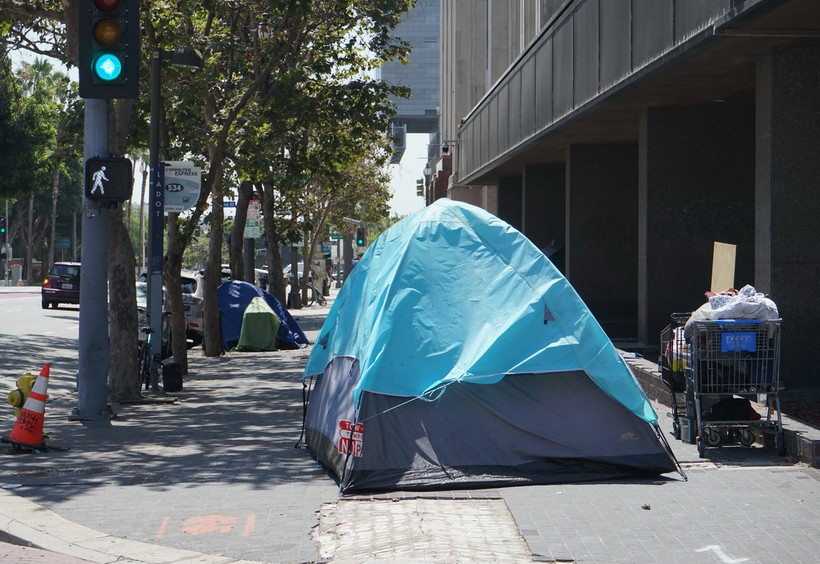 Lều trại của người vô gia cư ở trên vỉa hè tại California, Mỹ. (Ảnh: THX/TTXVN)