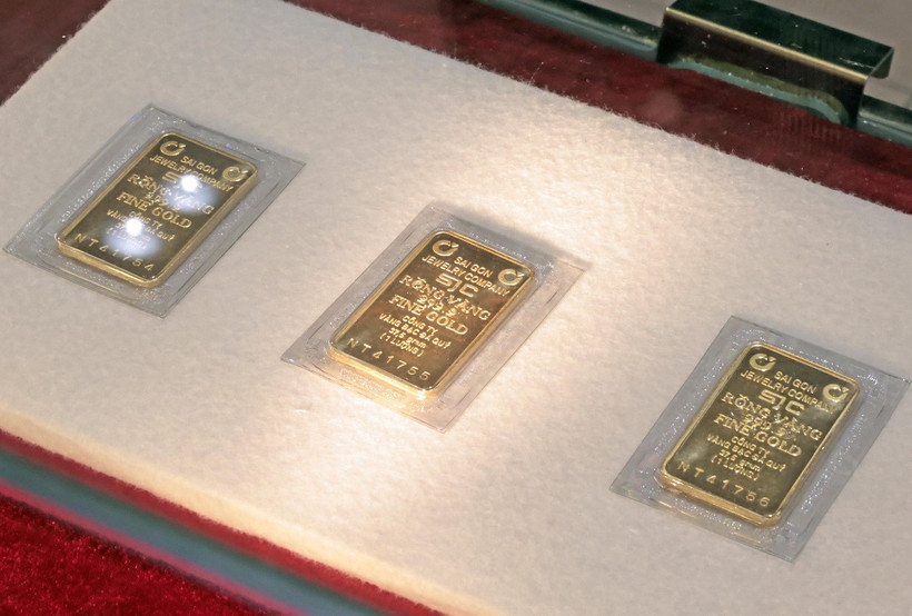 Vàng miếng bày bán tại một ngân hàng. (Ảnh: Trần Việt/TTXVN)