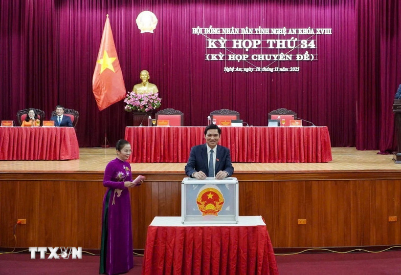 Các đại biểu bỏ phiếu bầu Chủ tịch Ủy ban Nhân dân tỉnh Nghệ An. (Ảnh: Trịnh Duy Hưng/TTXVN)