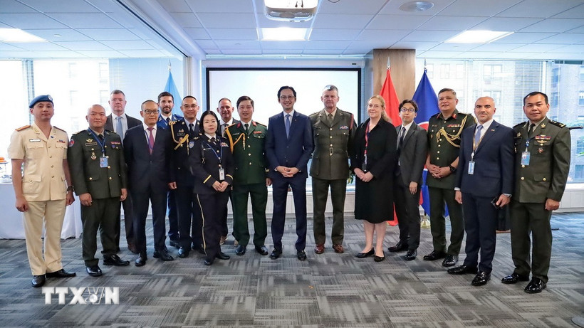 Đại sứ Đỗ Hùng Việt cùng các khách mời. (Ảnh: Thanh Tuấn/TTXVN)