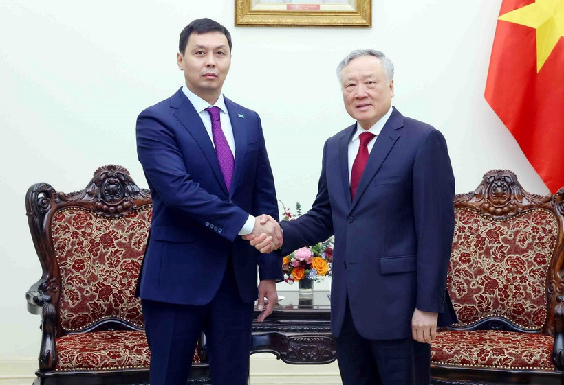 Phó Thủ tướng Thường trực Nguyễn Hòa Bình tiếp Chủ tịch Cơ quan phòng, chống tham nhũng Kazakhstan Zhumagali Askhat. (Ảnh: Phạm Kiên/TTXVN)