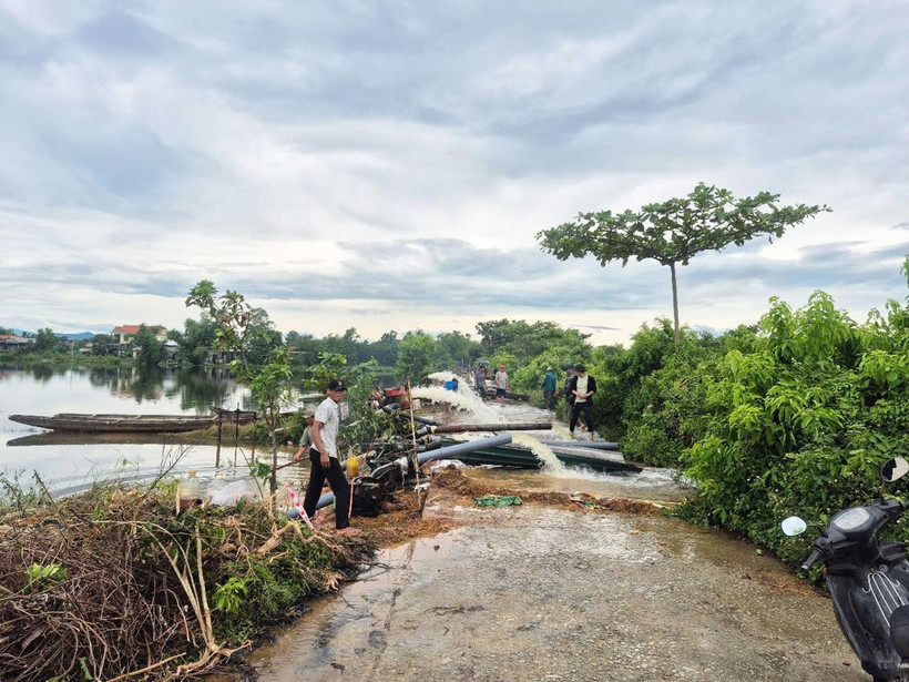 Hợp tác xã nông nghiệp Phú Hồ, xã Phú Hồ, huyện Phú Vang, thành phố Huế huy động nhân lực, máy bơm tiêu úng cứu lúa cho nông dân sau đợt mưa lớn do ảnh hưởng của bão số 1. (Ảnh: Tường Vi/TTXVN)