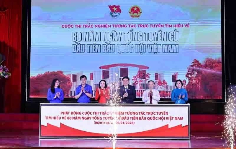 Bà Nguyễn Thị Thanh, Ủy viên Ban Chấp hành Trung ương Đảng, Phó Chủ tịch Quốc hội cùng các đại biểu thực hiện nghi thức phát động cuộc thi. (Ảnh: Minh Đức/TTXVN)