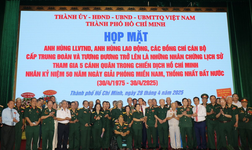 Lãnh đạo Thành phố Hồ Chí Minh cùng các cựu chiến binh tại Họp mặt. (Ảnh: Thu Hương/TTXVN)