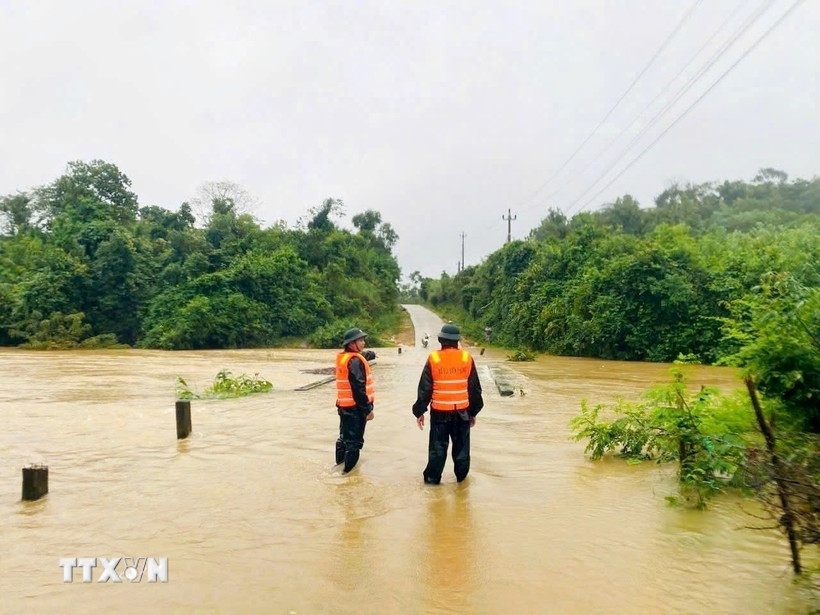 Các đơn vị đồn Biên phòng trên hai tuyến biên giới của tỉnh Quảng Trị đã triển khai lực lượng chốt chặn tại các điểm ngập tràn, khu vực xung yếu. (Ảnh: TTXVN phát)
