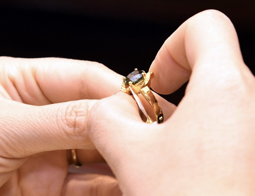 Vàng nhẫn bày bán tại một cửa hàng. (Ảnh: Trần Việt/TTXVN)