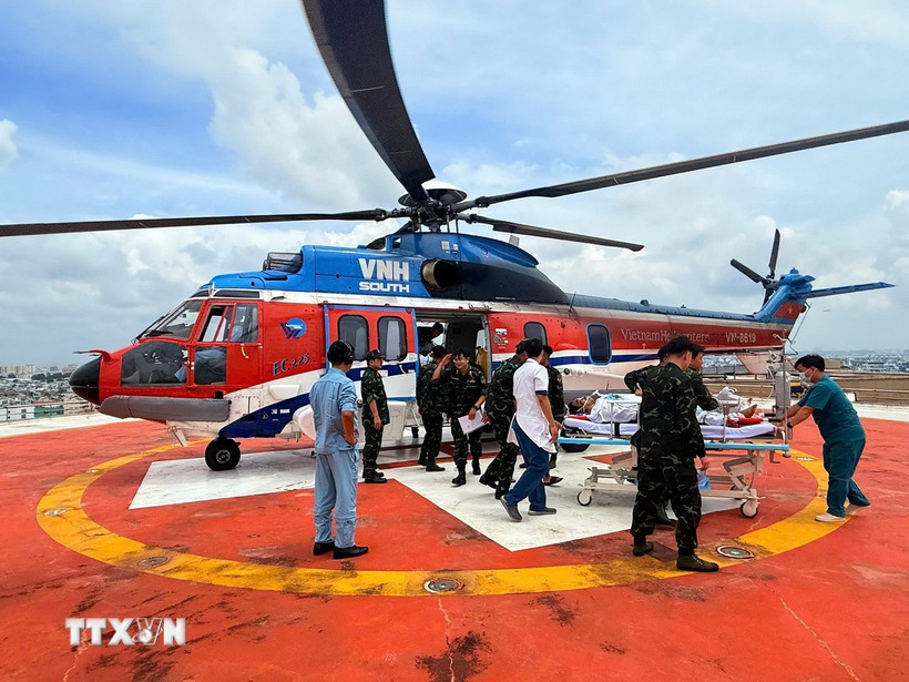Trực thăng của Công ty Trực thăng miền Nam (Binh đoàn 18, Bộ Quốc phòng) bàn giao kịp thời bệnh nhân cho Bệnh viện Quân y 175 cấp cứu, điều trị. (Ảnh: TTXVN phát)