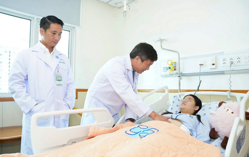 Bác sỹ Bệnh viện Đại học Y dược Thành phố Hồ Chí Minh thăm khám cho bệnh nhân 18 tuổi bị ung thư dạ dày giai đoạn tiến xa. (Ảnh: TTXVN phát)