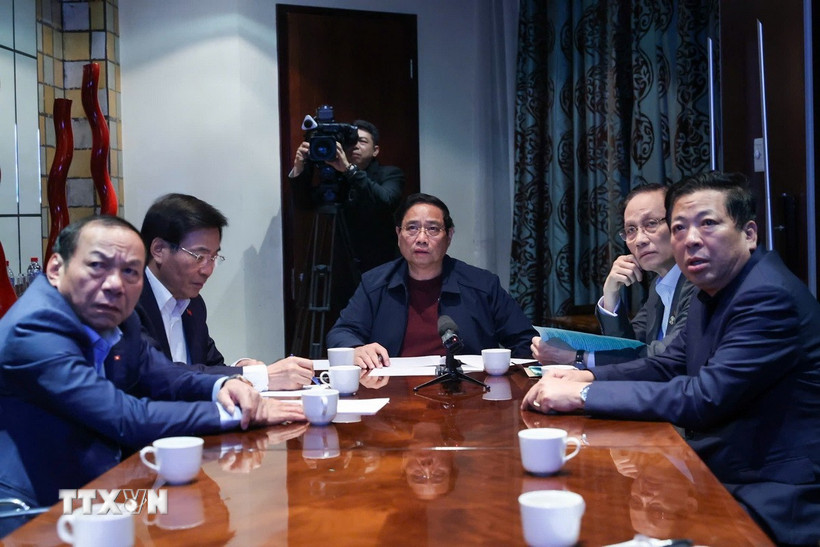 Thủ tướng Phạm Minh Chính chủ trì họp trực tuyến từ Nam Phi, chỉ đạo khắc phục hậu quả mưa lũ. (Ảnh: Dương Giang/TTXVN)