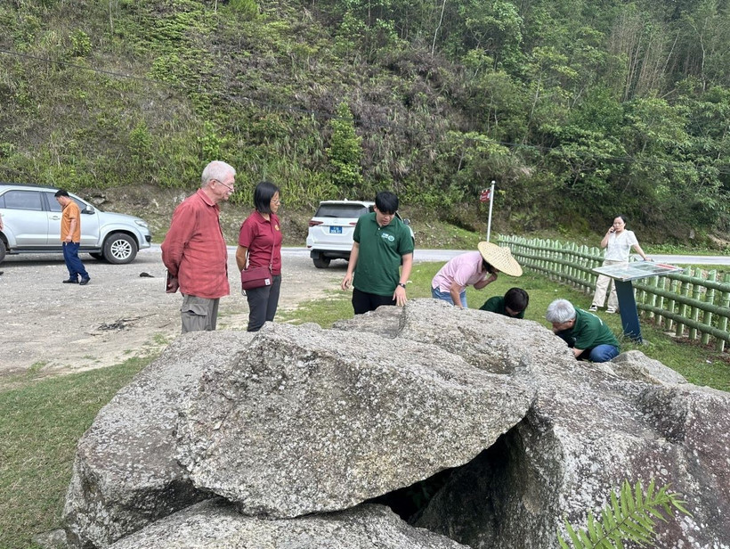 Đoàn chuyên gia tổ chức thực địa tại điểm di sản thuộc tuyến phía Tây "Khám phá Phja Oắc - Vùng núi của những đổi thay." (Ảnh: TTXVN phát)
