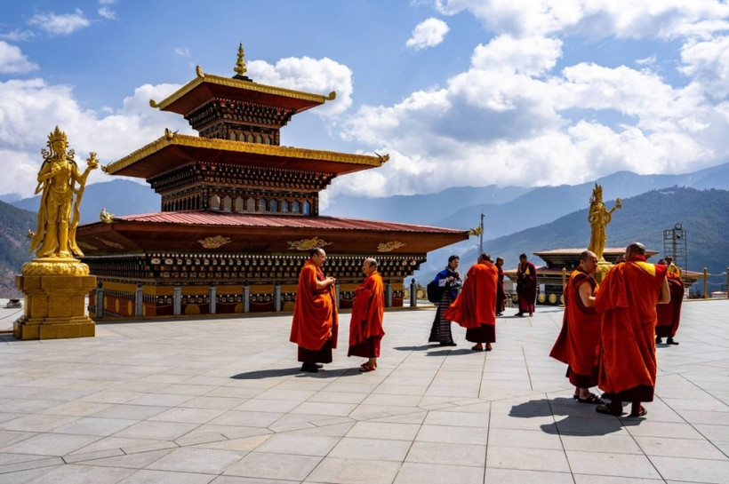 Các nhà sư tại chùa Phật vàng Dordenma ở Thimphu, Bhutan. (Nguồn: Getty Images)