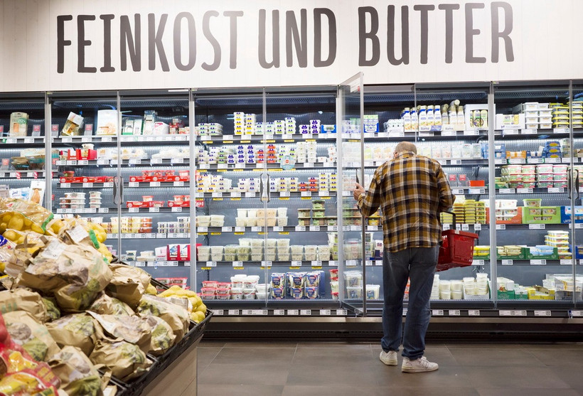 Người dân mua sắm tại siêu thị ở Berlin, Đức. (Ảnh: THX/TTXVN)