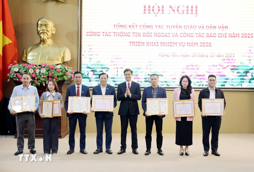 Trao giải Nhất Giải Búa liềm Vàng tỉnh Hưng Yên lần thứ 3 năm 2025 cho các tác giả, nhóm tác giả. (Ảnh: Thế Duyệt/TTXVN)