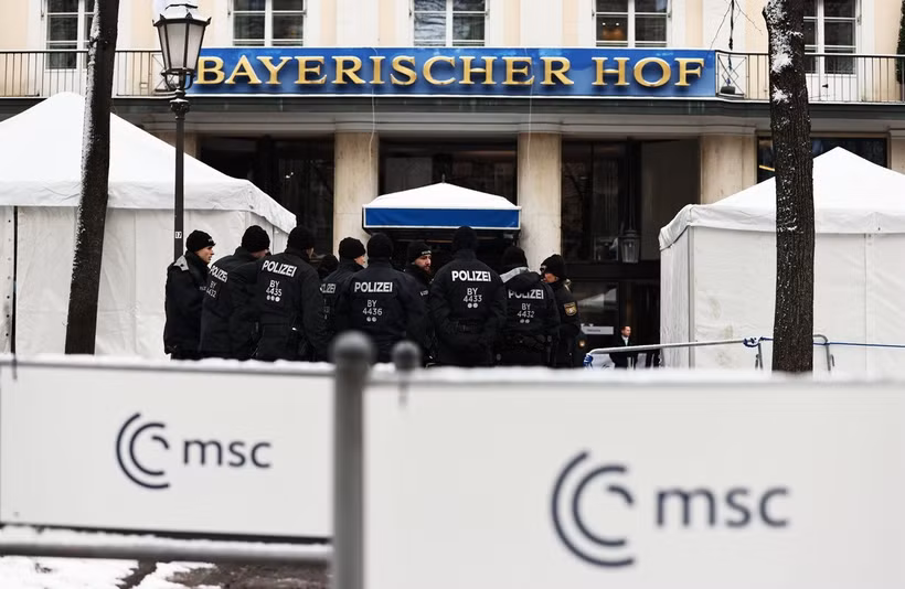 Cảnh sát gác bên ngoài Khách sạn Bayerischer Hof ở Munich, Đức, nơi diễn ra Hội nghị An ninh Munich (MSC) lần thứ 61, ngày 14/2/2025. (Ảnh: THX/TTXVN)