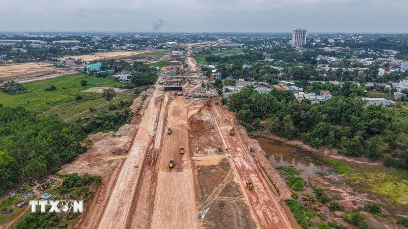 Thi công đường Vành đai 3 Thành phố Hồ Chí Minh. (Nguồn: TTXVN)