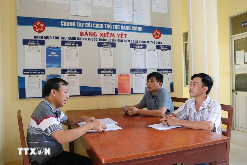Cán bộ Ủy ban Nhân dân đặc khu Thổ Châu hướng dẫn, giải quyết thủ tục hành chính. (Ảnh: TTXVN phát)