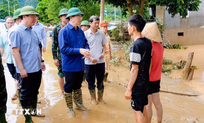 Phó Thủ tướng Chính phủ Mai Văn Chính thăm hỏi, động viên các hộ dân có nhà cửa bị ngập sâu trong lũ tại xã Con Cuông (Nghệ An). (Ảnh: TTXVN phát)