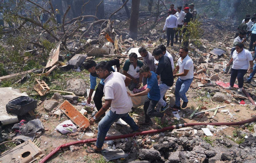 Lực lượng cứu hộ chuyển thi thể nạn nhân tại hiện trường vụ rơi máy bay của Hãng hàng không Air India ở thành phố Ahmedabad, bang Gujarat (Ấn Độ) ngày 12/6/2025. (Ảnh: THX/TTXVN)