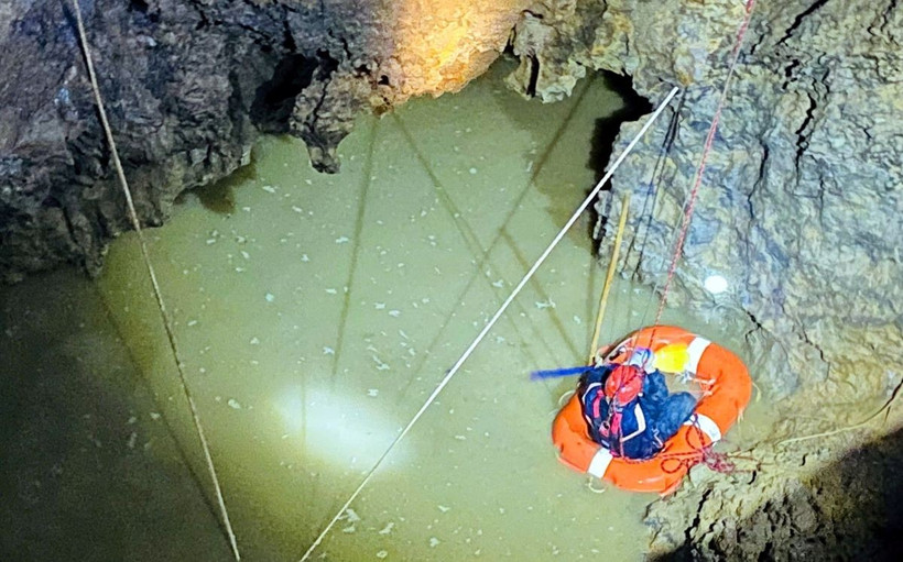 Việc tìm kiếm cứu nạn đã được thực hiện bằng nhiều phương án, biện pháp nhưng không thể tiếp tục do các yếu tố nguy hiểm, đe dọa trực tiếp đến an toàn của lực lượng cứu hộ. (Ảnh: TTXVN phát)