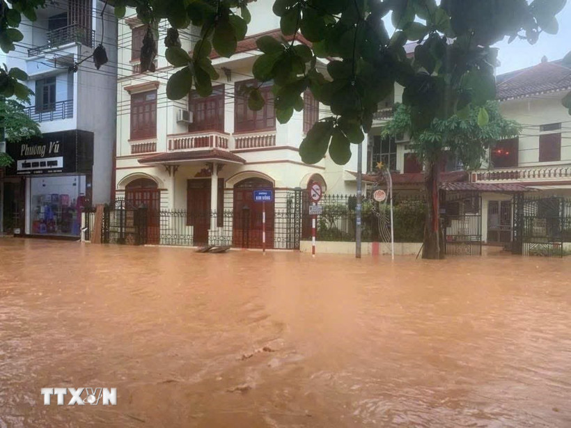 Nhiều tuyến đường ở thành phố Yên Bái bị ngập sâu ngày 25/6. (Ảnh: TTXVN phát)