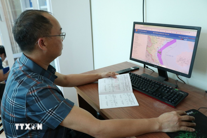 Kiểm tra dữ liệu tàu cá trên hệ thống giám sát hành trình. (Ảnh: Nguyễn Lành/TTXVN)