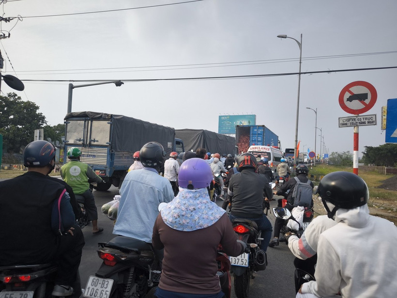 Ùn tắc giao thông kéo dài trên cầu Rạch Miễu. (Ảnh: Huỳnh Phúc Hậu/TTXVN)