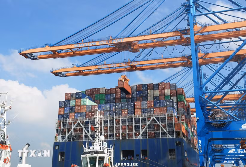 Bốc dỡ container lên tàu tại Cảng Quốc tế Gemalink, thị xã Phú Mỹ, tỉnh Bà Rịa-Vũng Tàu. (Ảnh: Hồng Đạt/TTXVN)