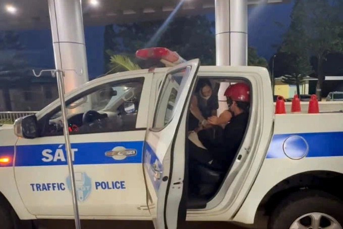 Sản phụ sinh con ngay trên xe đặc chủng của cảnh sát giao thông. (Ảnh cắt từ clip).