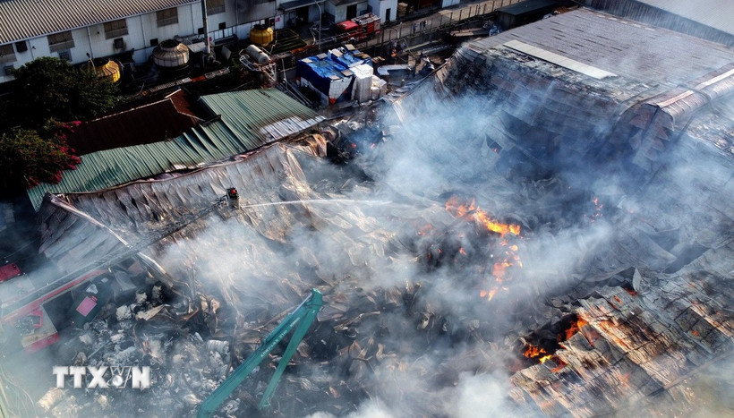 Hỏa hoạn lớn thiêu rụi hàng nghìn mét vuông nhà xưởng tại Khu công nghiệp Khai Quang phường Vĩnh Phúc, tỉnh Phú Thọ ngày 26/11. (Ảnh: Hoàng Hùng/TTXVN)