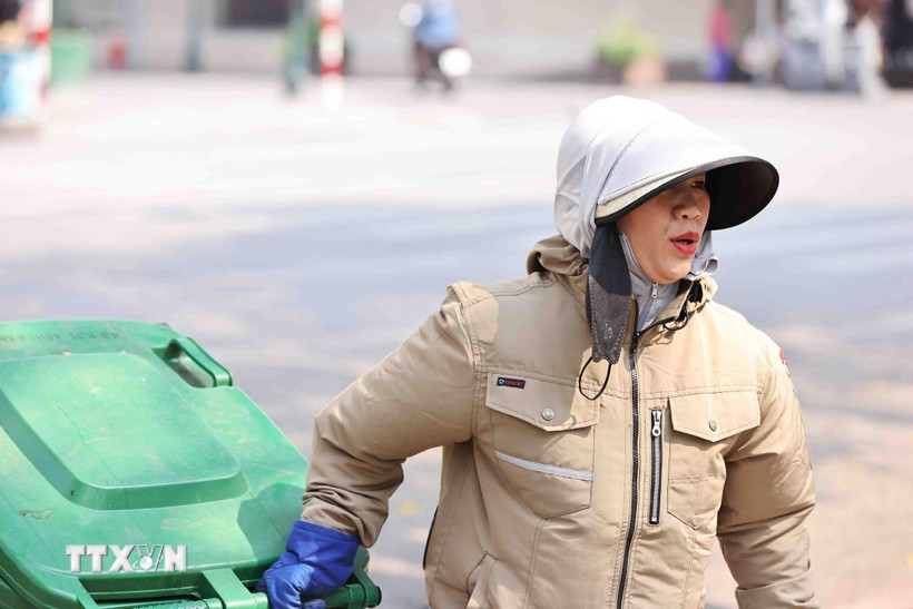 Người lao động làm việc trong thời tiết nắng nóng. (Nguồn: TTXVN)