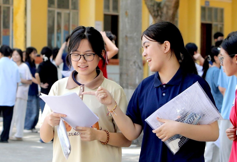 Thí sinh ở Vĩnh Phúc trao đổi về kết quả làm bài thi môn Toán. (Ảnh: Hoàng Hùng/TTXVN)