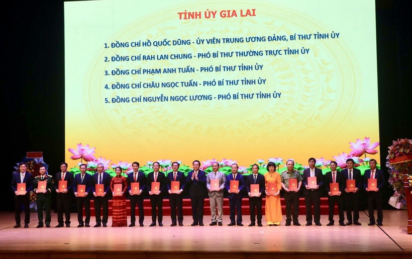 Trao quyết định cho Ban thường vụ Tỉnh ủy Gia Lai. (Ảnh: Sỹ Thắng/TTXVN)