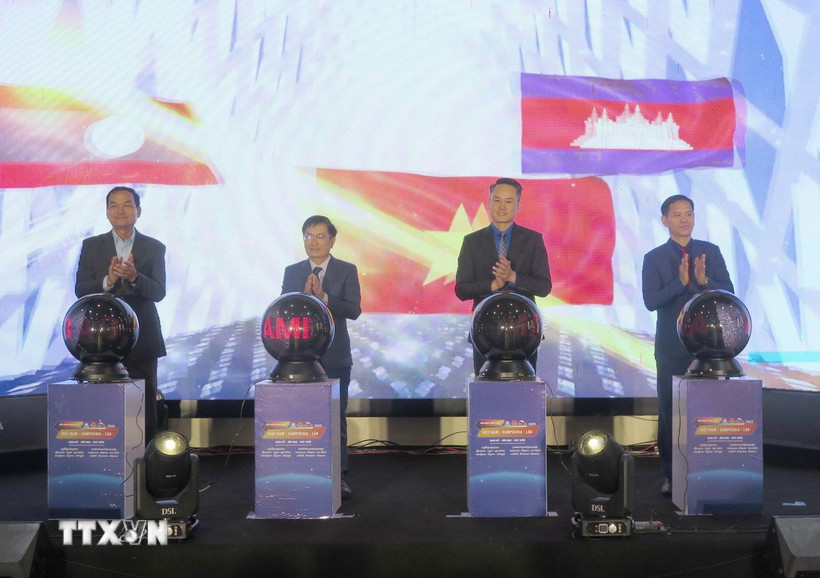 Các đại biểu bấm nút khai mạc Liên hoan. (Ảnh: Cao Nguyên/TTXVN)