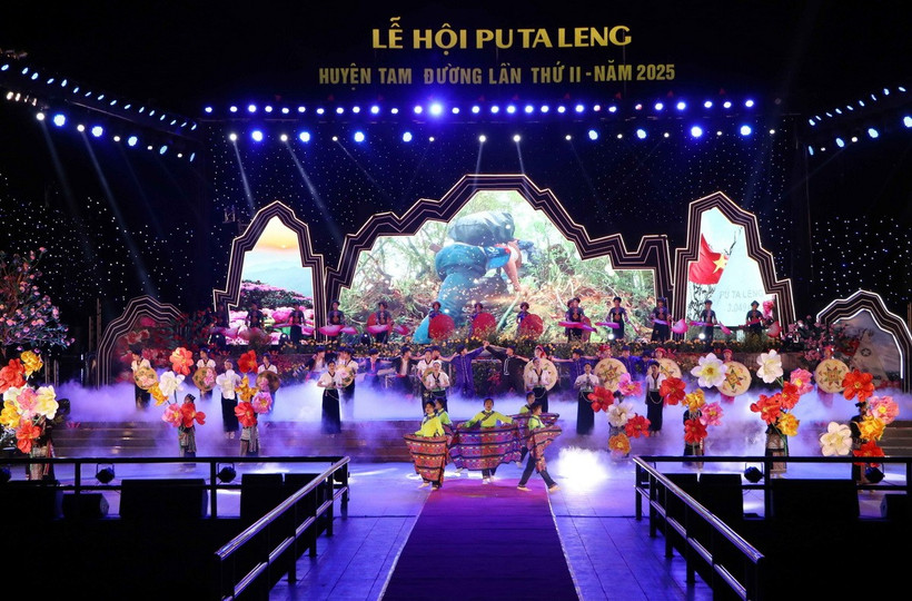 Chương trình nghệ thuật đặc sắc khai mạc lễ hội Putaleng. (Ảnh: Nguyễn Oanh/TTXVN)