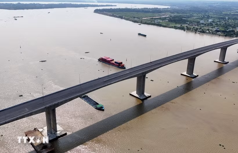 Kết cấu chính cầu Nhơn Trạch gồm 39 trụ và 2 mố, trong đó phần cầu vượt sông sử dụng kết cấu 5 trụ 4 nhịp, đảm bảo tĩnh không thông thuyền 30,5m, cho phép tàu trọng tải đến 5.000 tấn đi qua an toàn. (Ảnh: Hồng Đạt/TTXVN)