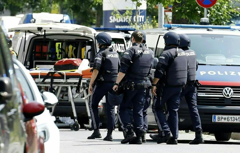 Cảnh sát gác tại hiện trường vụ xả súng trong trường học ở Graz, Áo, ngày 10/6/2025. (Ảnh: FoxNews/TTXVN)