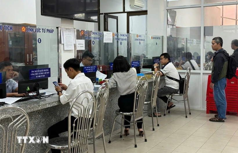 Giải quyết hồ sơ, thủ tục hành chính phục vụ nhân dân tại Thành phố Hồ Chí Minh. (Ảnh: Hữu Duyên/TTXVN)