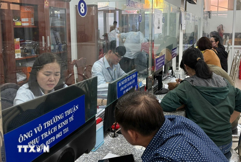 Người dân làm thủ tục hành chính. (Ảnh: Hữu Duyên/TTXVN)