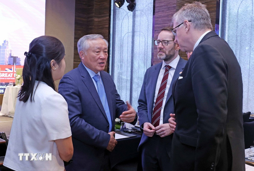 Phó Thủ tướng Thường trực Nguyễn Hòa Bình trao đổi với các đại biểu tại hội nghị. (Ảnh: Trần Việt/TTXVN)