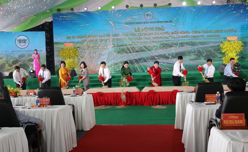 Các đại biểu thực hiện nghi thức động thổ dự án. (Ảnh: Đậu Tất Thành/TTXVN)