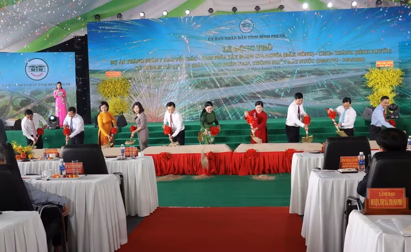 Các đại biểu thực hiện nghi thức động thổ dự án. (Ảnh: Đậu Tất Thành/TTXVN)