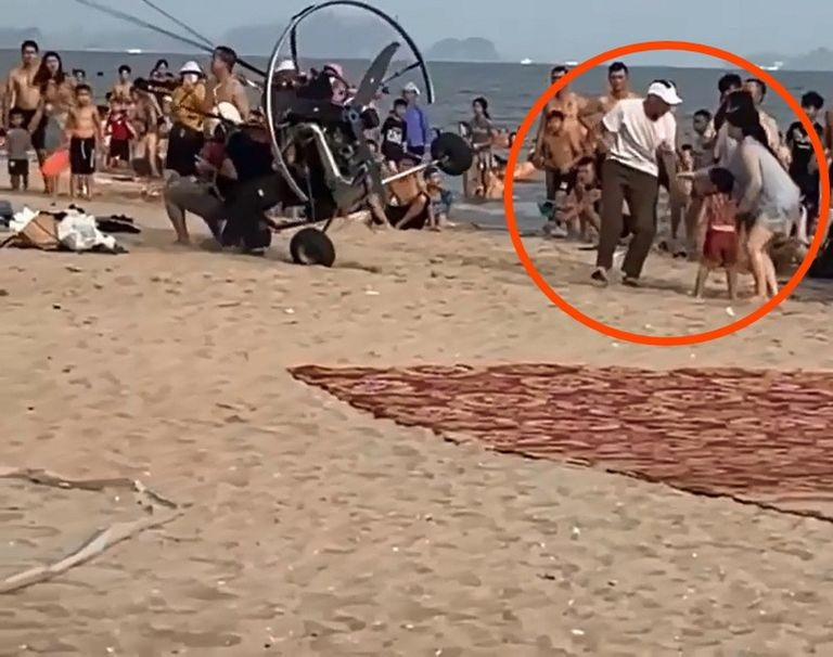 Sự cố bay dù lượn có động cơ tại Bãi Cháy. (Ảnh cắt từ clip)