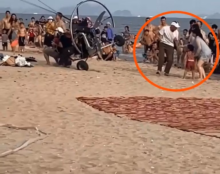 Sự cố bay dù lượn có động cơ tại Bãi Cháy. (Ảnh cắt từ clip)